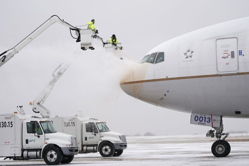 Kansas City : Workers de-ice a Kansas City Chiefs Super Bowl bound charter flight in Kansas City, Mo., Saturday, Feb. 6, 2021. AP/PTI